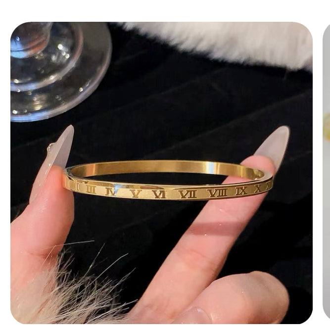 Lullu XVII Bangle - Gold